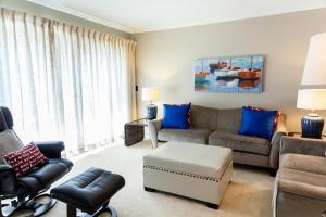 una sala de estar con un sofá y una silla en Racquet Club 10 by Wild Dunes, in Resort Core, en Isle of Palms