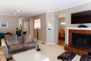 Una sala de estar con un sofá y una chimenea. en Racquet Club 10 by Wild Dunes, in Resort Core, en Isle of Palms