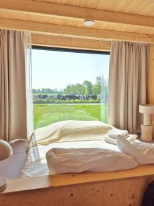 เตียงในห้องที่ New! Tiny House Lantliv Oostkapelle, met weidezicht