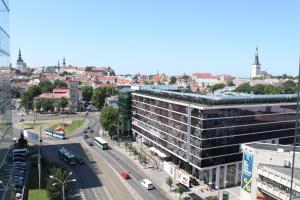 een luchtzicht op een stad met een gebouw bij Adelle Apartments Viru Keskuses, 9-th floor in Tallinn