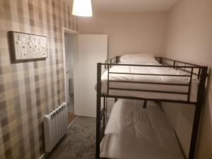 a small room with two bunk beds in it at Cozy Nook in Gristhorpe