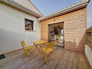 een terras met 2 stoelen en een tafel bij Charmant studio Bernerie-en-Retz in La Bernerie-en-Retz