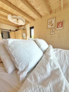 เตียงในห้องที่ New! Tiny House Lantliv Oostkapelle, met weidezicht