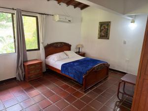 a bedroom with a bed and a window at Hotel El Danubio Campestre in Cartago +80 photos