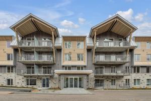un'immagine di un condominio con balconi di Initial - the chalet - MSA SKI IN and OUT a Beaupré