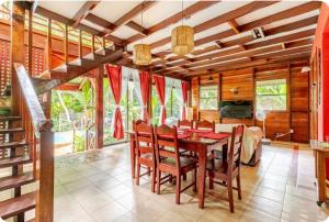 une salle à manger avec une table et des chaises dans l'établissement Elita luxurious villa, pool, jacuzzi, AC wellness, à Talamanca