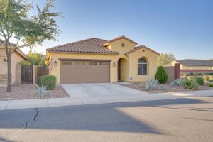 une maison avec garage dans un quartier résidentiel dans l'établissement Glendale Home Near Westgate Entertainment District, à Glendale