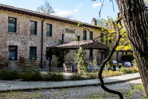 un edificio de ladrillo con un cartel. en La Maison De Vì, en Carpaneto Piacentino