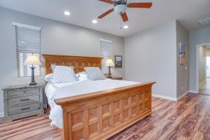 une chambre avec un lit en bois et un ventilateur de plafond dans l'établissement Glendale Home Near Westgate Entertainment District, à Glendale 28 autres photos