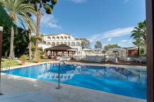 ein Swimmingpool vor einem Haus in der Unterkunft CASADELMAR Marbella 23 APARTAMENTOS VACACIONALES in Marbella