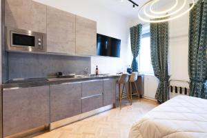 une cuisine avec un évier et un plan de travail dans l'établissement DUOMO View Luxury Suite, à Milan