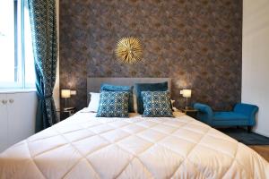 une chambre avec un grand lit avec des oreillers bleus dans l'établissement DUOMO View Luxury Suite, à Milan