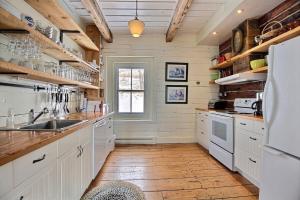 Kuchyň nebo kuchyňský kout v ubytování Chalet Le Fossile