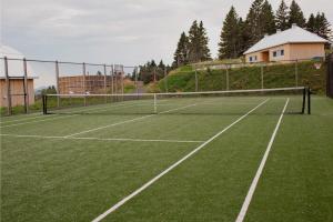 Tenis a/nebo squash v ubytování Chalet Le Fossile nebo okolí