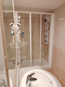 łazienka z prysznicem i białą umywalką w obiekcie Hotel Torre San Juan w mieście San Juan de Alicante +37 zdjęć
