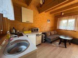 Una cocina o zona de cocina en Domki Letniskowe Promyk