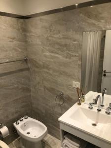 Et badeværelse på charlotte belgrano suite + 2 billeder