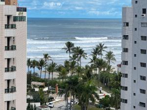 ein Blick auf das Meer vom Balkon eines Resorts in der Unterkunft Cobertura com Piscina Privativa e Vista Mar in Riviera de São Lourenço