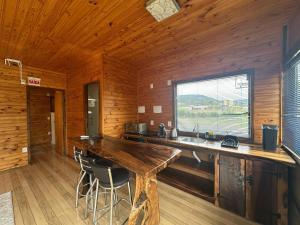 a kitchen with a large wooden table in a room at Apartamentos de Altitude Urubici in Urubici