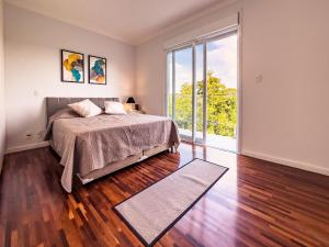 ein leeres Schlafzimmer mit einem Bett und einem großen Fenster in der Unterkunft Luxo e segurança - 30 minutos de SP in Carapicuíba + 68 Fotos