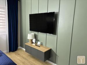 Televízia a/alebo spoločenská miestnosť v ubytovaní Apartamenty Przy Deptaku w Radomiu