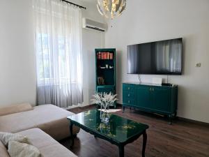 Televízia a/alebo spoločenská miestnosť v ubytovaní Apartment Zoey
