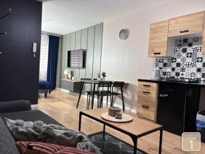 Kuchyňa alebo kuchynka v ubytovaní Apartamenty Przy Deptaku w Radomiu