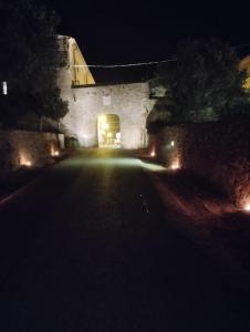 ein Steingebäude mit einem Eingang bei Nacht in der Unterkunft House Pula in Venturina Terme + 45 Fotos