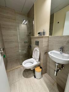 un baño con inodoro y lavabo en Unique 2bd Jacuzzi & Sunbed, en Abu Dabi