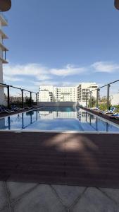 una gran piscina en medio de un edificio en Unique 2bd Jacuzzi & Sunbed, en Abu Dabi