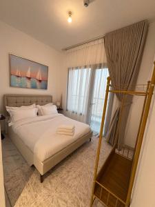 Un dormitorio con una cama con una escalera. en Unique 2bd Jacuzzi & Sunbed, en Abu Dabi