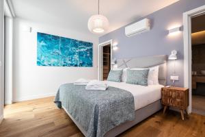 Postel nebo postele na pokoji v ubytování Elegant Waterfront Condo in Fuseta