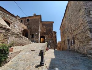 eine Gasse mit Steingebäuden und einem Pfahl auf einer Straße in der Unterkunft House Pula in Venturina Terme