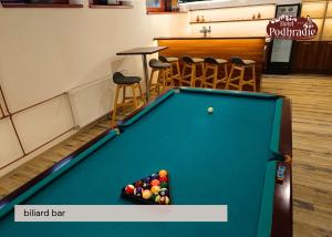 Biliár nebo kulečník v ubytování Hotel Podhradie