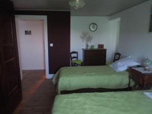 1 dormitorio con 2 camas, mesa y puerta en Gite de Carboniès en Saint-Félix-de-Lunel