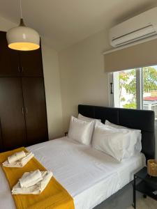 Ένα ή περισσότερα κρεβάτια σε δωμάτιο στο Dream Tropicana Villa - Ayia Napa +63 φωτογραφίες