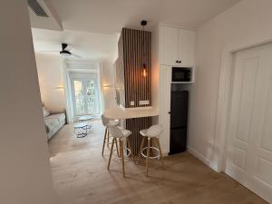 a kitchen with a table and chairs in a room at La Sorpresa in Huétor Vega