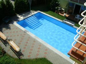 Bazén v ubytovaní Cindy apartman Siófok alebo v jeho blízkosti