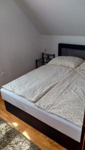 Posteľ alebo postele v izbe v ubytovaní Cindy apartman Siófok