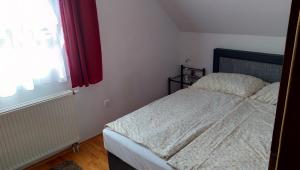Posteľ alebo postele v izbe v ubytovaní Cindy apartman Siófok