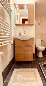 un baño con lavabo e inodoro en The Arch Suite, en Tesalónica