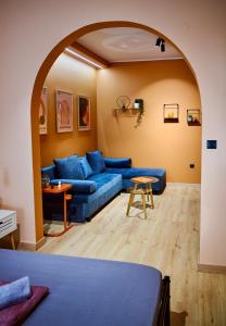 Una sala de estar con un sofá azul y una mesa. en The Arch Suite, en Tesalónica 42 fotos más