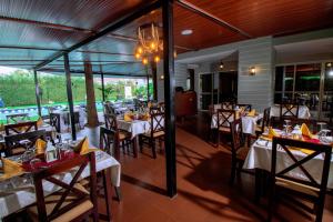 ジンジャにあるThe Mansion Hotel Jinjaの部屋にテーブルと椅子があるレストラン