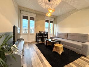 a living room with a couch and a table at Apartamento Muan in Estella