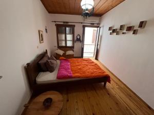 Postel nebo postele na pokoji v ubytování Skopelos Vintage House close proximity to water's edge