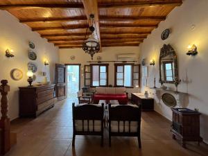 Posezení v ubytování Skopelos Vintage House close proximity to water's edge