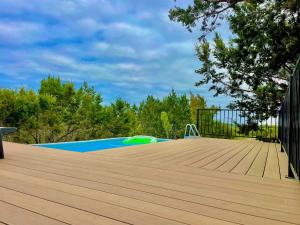 Bazén v ubytování The Outlook - Spa and deck views of Hill Country nebo v jeho okolí + 37 fotografií