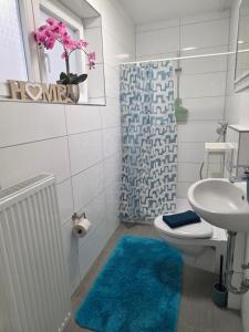 Ένα μπάνιο στο Schöne Wohnung mit 3 Zimmer - 2 Bäder