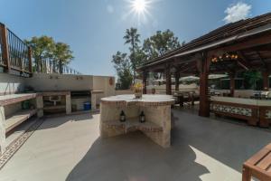 eine Außenterrasse mit einem Tisch und einem Pavillon in der Unterkunft CASADELMAR Marbella 23 APARTAMENTOS VACACIONALES in Marbella