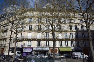 パリにあるParis Squareの前に車が駐車されている大きな建物